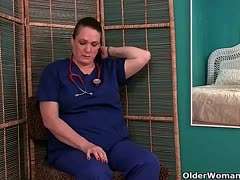 Sexy Omas lassen die Hüllen zum Solo fallen Sexy Omas lassen die Hüllen zum Solo fallen