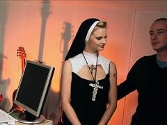 Zwei geile Nonnen beim Viererfick