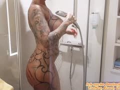 Tattooschlampe rasiert ihre Muschi beim Duschen