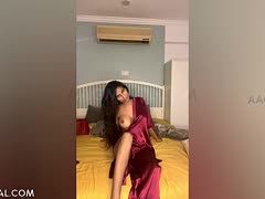 Vor der Webcam die Traumfrau mit schwarzen Haaren gerammelt