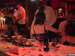 Das gemütliche Essen endet in einem Fick