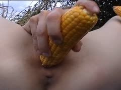 Im Freien wird ein Maiskolben zum Sex verwendet